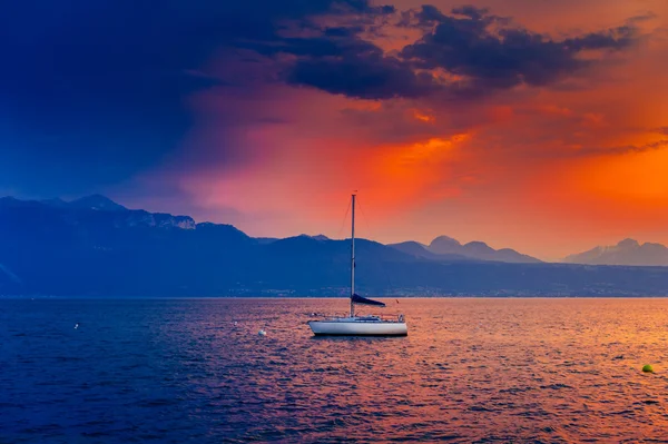 Красивый закат на озере Женева, Швейцария — стоковое фото