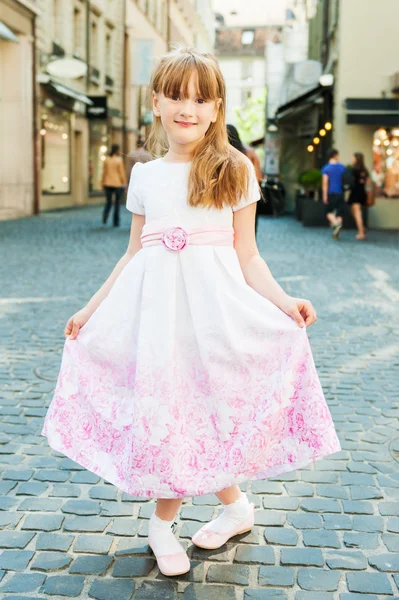 Retrato al aire libre de una linda niña con un hermoso vestido en una ciudad — Foto de Stock