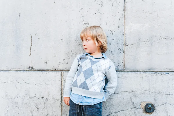 Outdoor portrait of a cute toddler boy — Stock Photo, Image