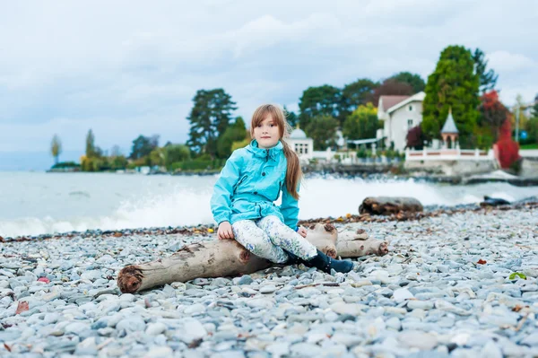 Açık bir sevimli küçük kız portresi — Stok fotoğraf