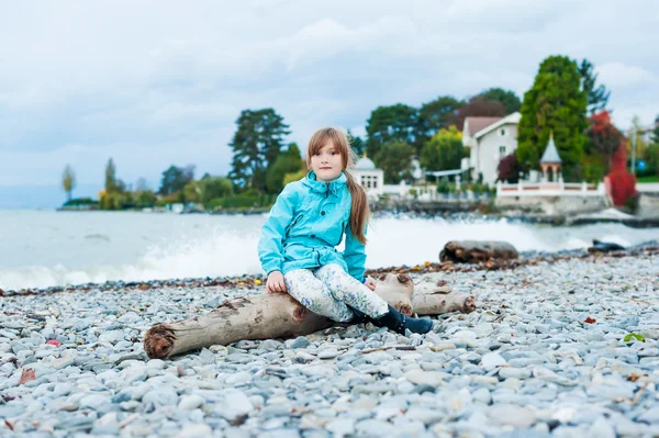 Outdoor portrait of a cute little girl — Stock Photo, Image