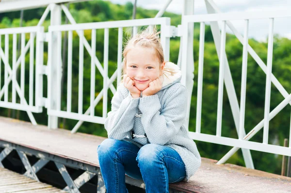 Outdoor Portret van een schattig klein meisje — Stockfoto