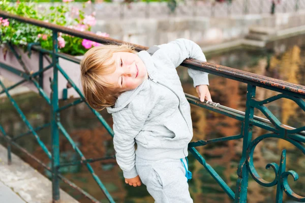 Outdoor Portret van een schattige peuter jongen — Stockfoto