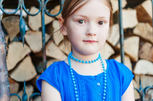 Открытый портрет симпатичной маленькой девочки — стоковое фото