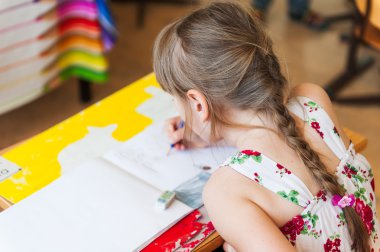 Bir sınıf, çalışma sevimli küçük kız arkadan görünümü