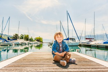 Açık havada oynayan sevimli yürümeye başlayan çocuk