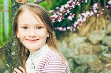 Sevimli küçük bir kız, bir güzel bahar gününde açık portresi