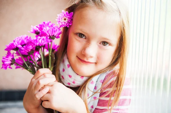 Kid girl with pink flowers, close up portrait — Stock Photo, Image