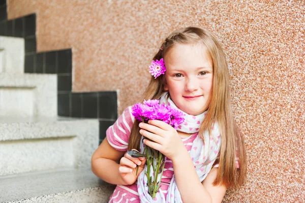 Kid flicka med rosa blommor, närbild porträtt — Stockfoto