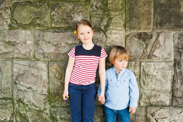 Retrato ao ar livre de duas crianças adoráveis — Fotografia de Stock