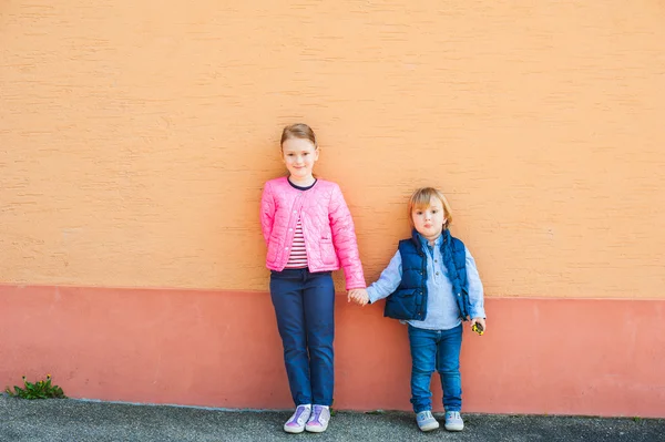 Portrait extérieur de deux adorables enfants — Photo