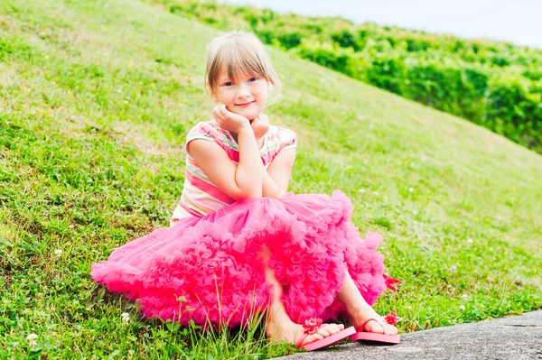 Retrato de verão de um bonito pouco, menina em um tutu saia rosa brilhante — Fotografia de Stock