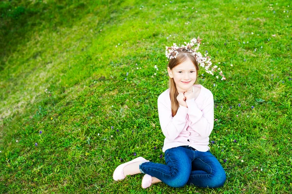 Frühling Porträt von entzückenden kleinen Mädchen — Stockfoto