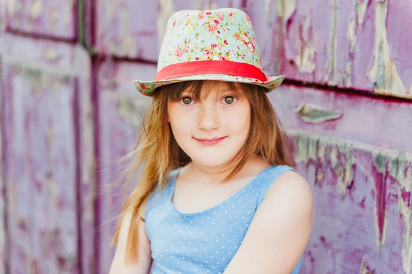 Outdoor portrait of a cute little girl — Stock Photo, Image