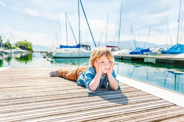 Schattig peuter jongen buiten spelen — Stockfoto