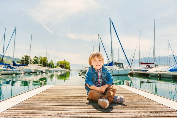 Ładny toddler chłopiec bawi na zewnątrz — Zdjęcie stockowe