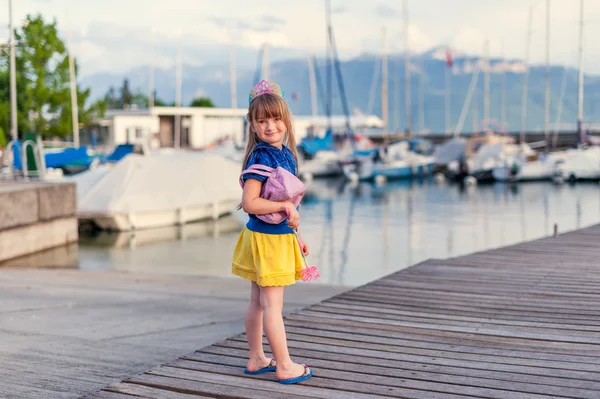 Ritratto all'aperto di una bambina carina — Foto Stock