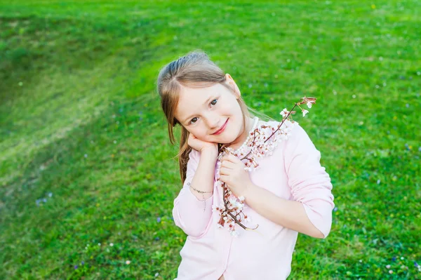 Portrait extérieur d'une mignonne petite fille — Photo