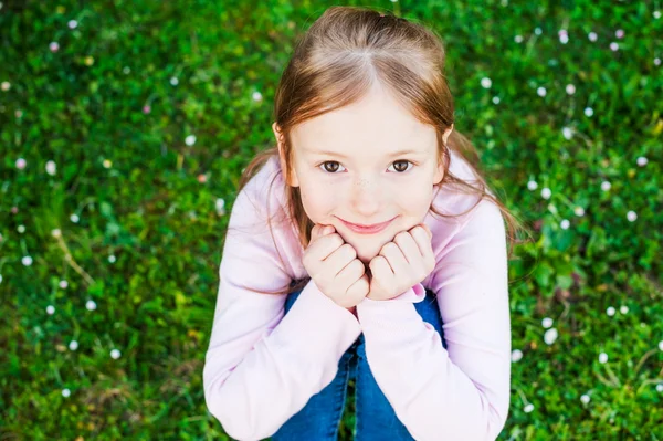 Outdoor Portret van een schattig klein meisje — Stockfoto