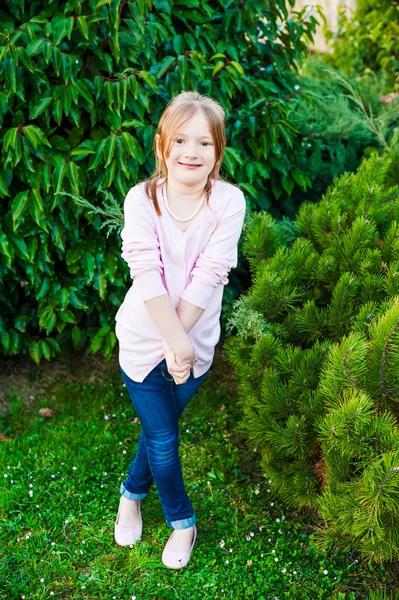 Portrait extérieur d'une mignonne petite fille — Photo