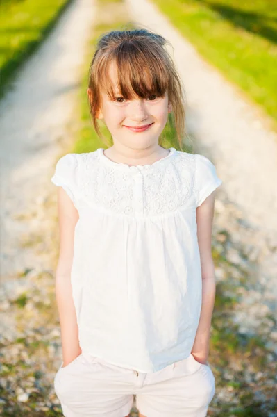 Zewnątrz portret ładny małej dziewczynki na miły letni wieczór — Zdjęcie stockowe