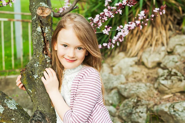 Outdoor Portret van een schattig klein meisje, op een mooie lentedag — Stockfoto