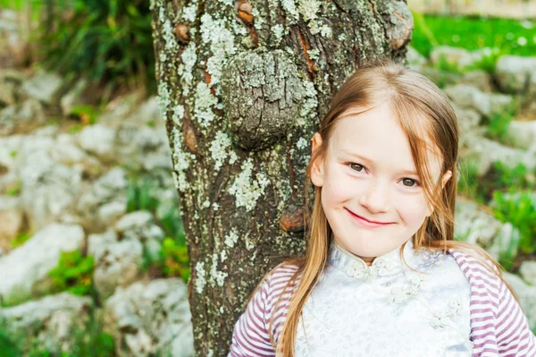 Outdoor Portret van een schattig klein meisje, op een mooie lentedag — Stockfoto