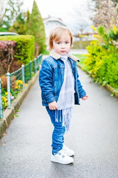 Utomhus porträtt av en söt liten knatte pojke — Stockfoto