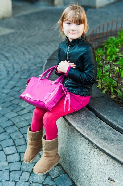 Outdoor portrait of a cute little girl in a city on a nice day — Stock Photo, Image