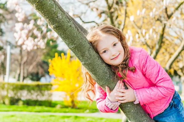 Outdoor portrait of a cute little girl — Stock Photo, Image