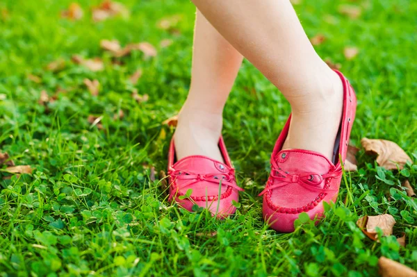 Zbliżenie czerwone mokasyny na stopy dziecka — Zdjęcie stockowe