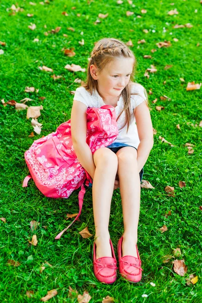 Outdoor portrait of a cute little girl — Stock Photo, Image