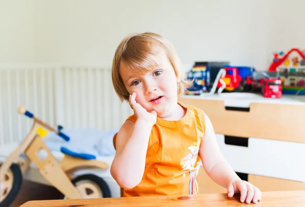 Porträtt av lycklig pojke hemma sitter vid skrivbord — Stockfoto