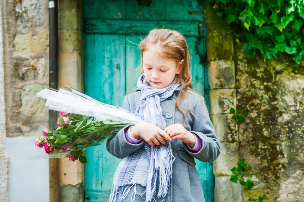 Ritratto all'aperto di una bella bambina — Foto Stock