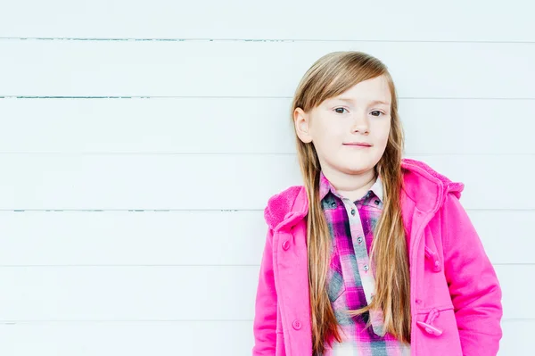 Ritratto all'aperto di una bella bambina — Foto Stock