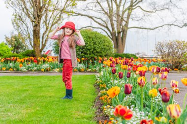 Kırmızı şapkalı güzel bir küçük kız portresi bahar
