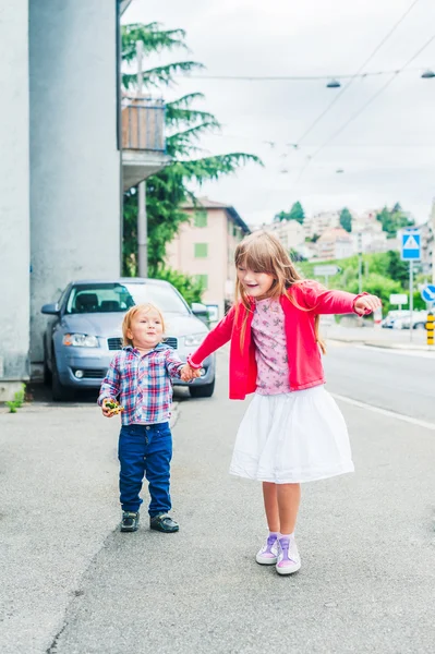 Rozkošné děti chodí v městě hezký den — Stock fotografie