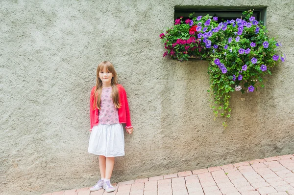 Ritratto all'aperto di una bambina carina — Foto Stock