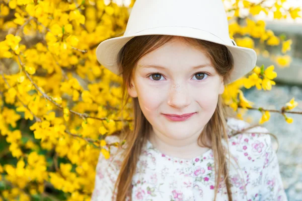 Utomhus porträtt av bedårande liten flicka i en hatt — Stockfoto