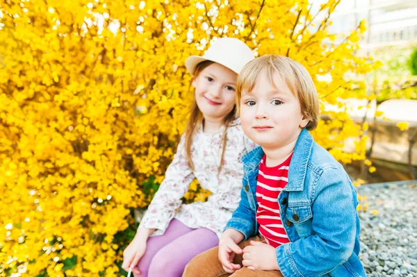 Outdoor portrait of adorable children — Stock Photo, Image