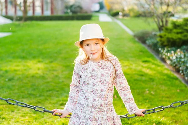 Retrato ao ar livre de adorável menina — Fotografia de Stock