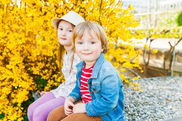 Outdoor portrait of adorable children — Stock Photo, Image