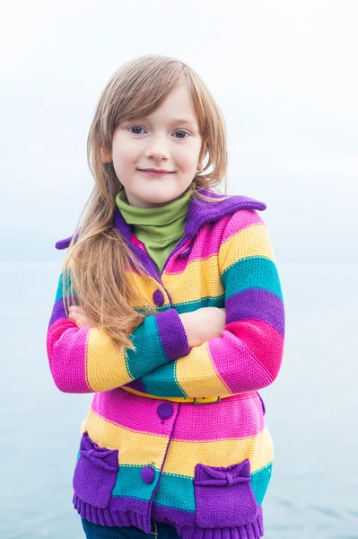 Retrato ao ar livre de uma linda menina em jaqueta colorida — Fotografia de Stock