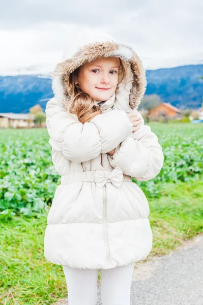 Utomhus porträtt av en vacker liten flicka på ett kallt väder — Stockfoto