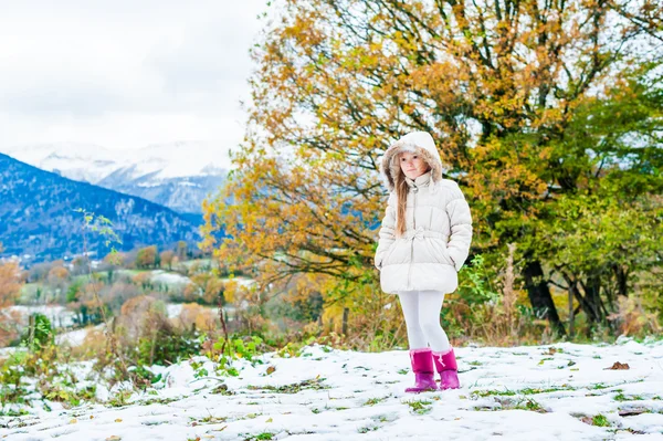 Vinter porträtt av en söt liten flicka i vit kavaj och rosa stövlar — Stockfoto