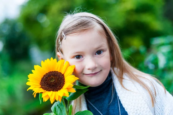 Adorável menina feliz segurando boquete de girassóis — Fotografia de Stock