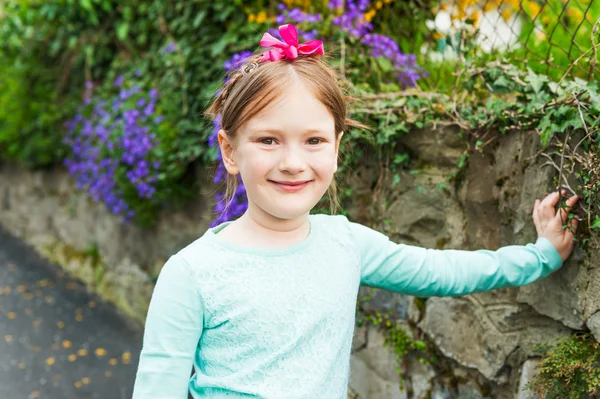 Außenporträt eines netten kleinen Mädchens an einem schönen sonnigen Frühlingstag — Stockfoto