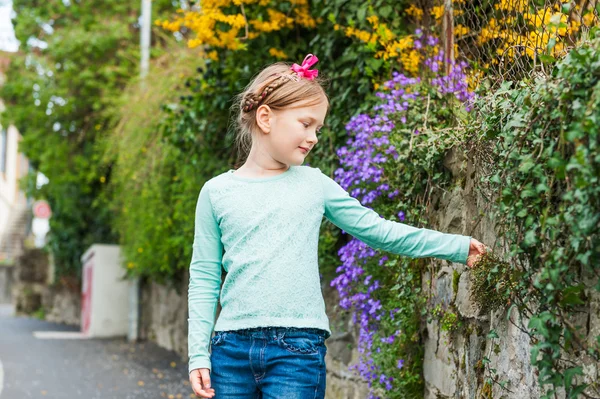 Utomhus porträtt av en söt liten flicka på en fin solig vårdag — Stockfoto