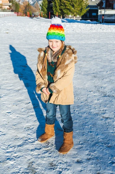 Vintern porträtt av en söt liten flicka — Stockfoto