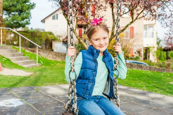 Retrato de primavera de una linda niña jugando en el patio de recreo —  Fotos de Stock